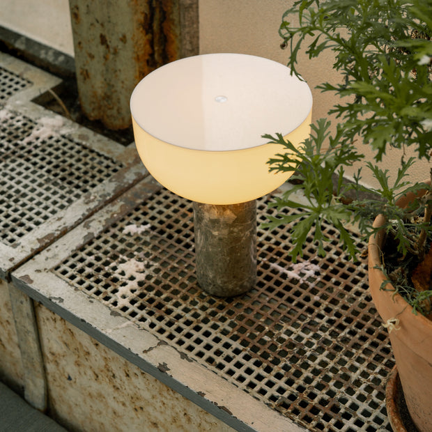 New Works Přenosná lampa Kizu, Gris du Marais Marble - DESIGNSPOT