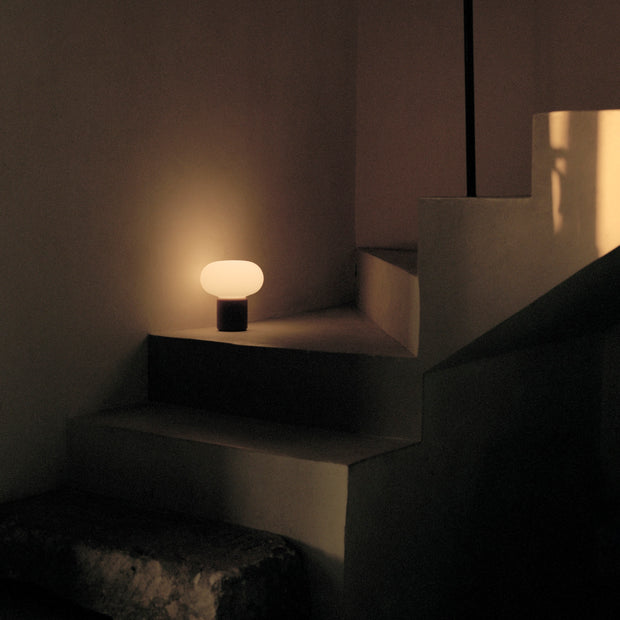 New Works Přenosná lampa Karl-Johan, Cold Black - DESIGNSPOT