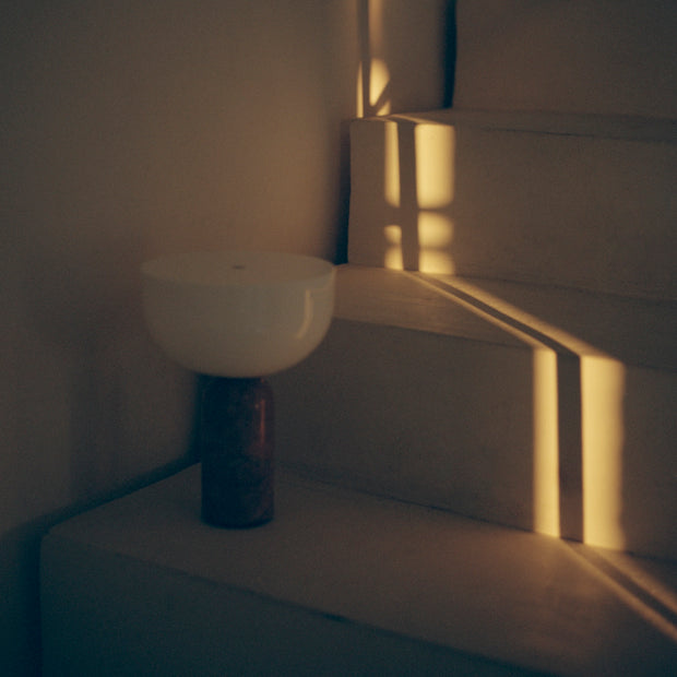 New Works Přenosná lampa Kizu, Kunis Breccia - DESIGNSPOT