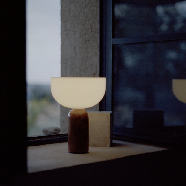 New Works Přenosná lampa Kizu, Kunis Breccia - DESIGNSPOT