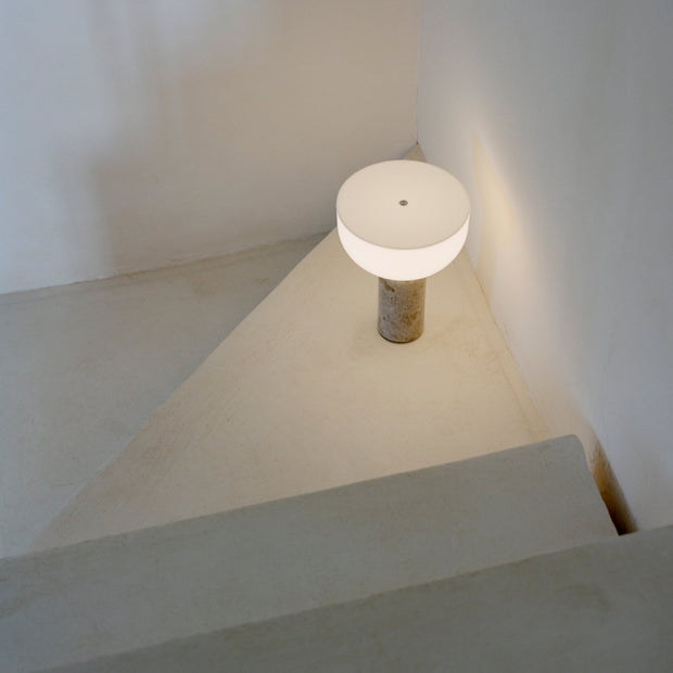 New Works Přenosná lampa Kizu, White Marble - DESIGNSPOT