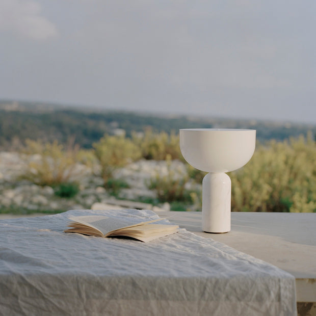 New Works Přenosná lampa Kizu, Gris du Marais Marble - DESIGNSPOT