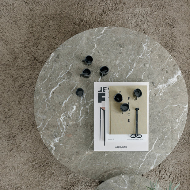 New Works Konferenční stolek Florence Ø90, Black / Gris du Marais Marble - DESIGNSPOT