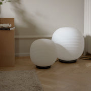 New Works Podlahová lampa Lantern, Large, Black / White Opal - DESIGNSPOT