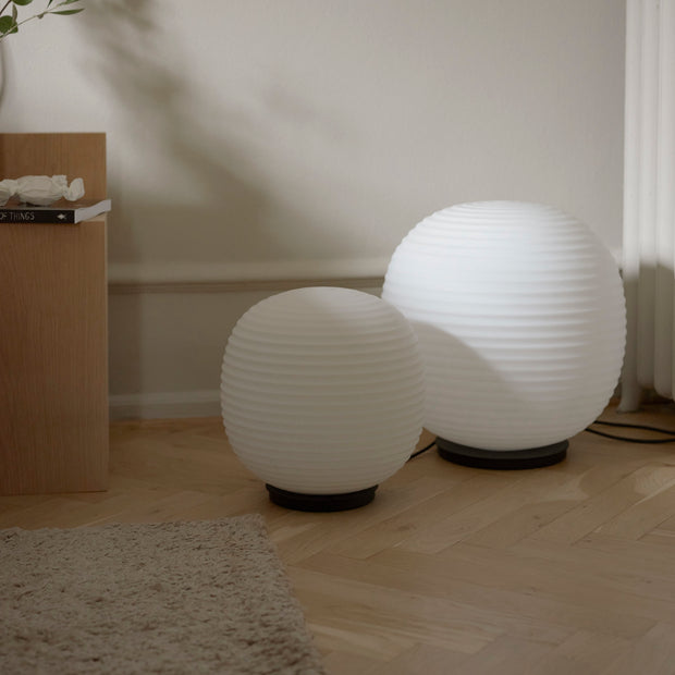 New Works Podlahová lampa Lantern, Large, Black / White Opal - DESIGNSPOT