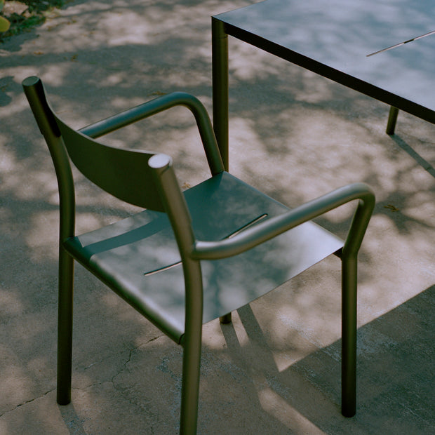 New Works Jídelní židle s područkami May, Dark Green - DESIGNSPOT