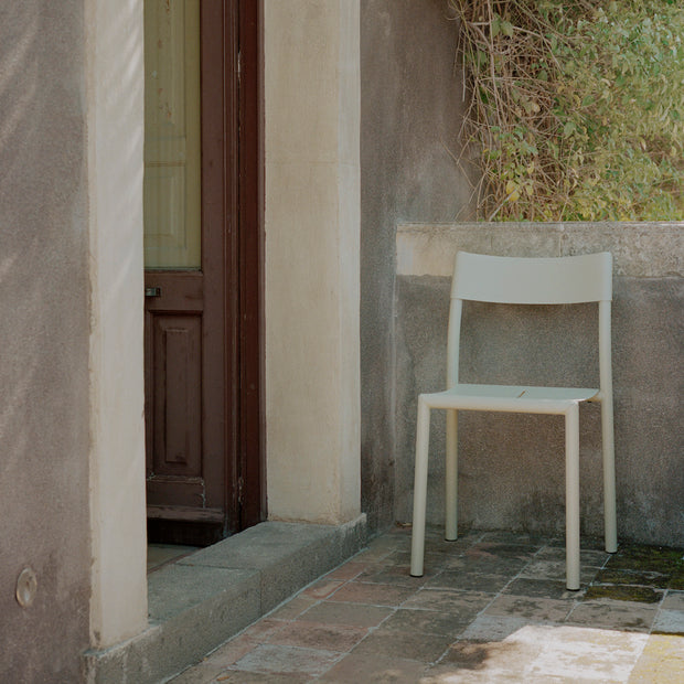 New Works Jídelní židle May, Light Grey - DESIGNSPOT