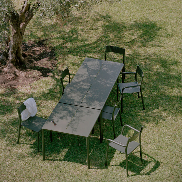 New Works Jídelní židle s područkami May, Dark Green - DESIGNSPOT
