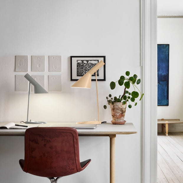 Louis Poulsen Stolní lampa AJ Mini, Electric orange - DESIGNSPOT