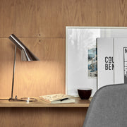 Louis Poulsen Stolní lampa AJ Mini, Electric orange - DESIGNSPOT