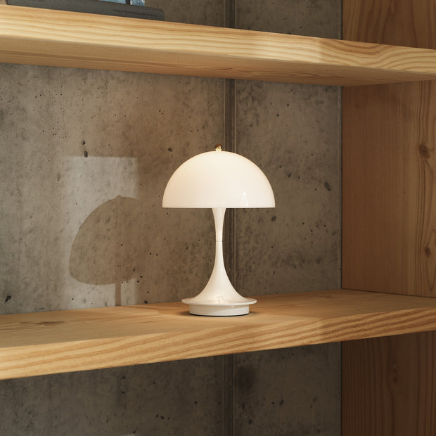 Louis Poulsen Přenosná lampa Panthella 160, Opal beige - DESIGNSPOT