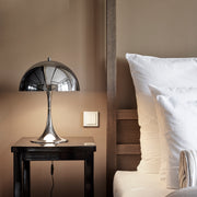 Louis Poulsen Stolní lampa Panthella 320, Brass metallised - DESIGNSPOT