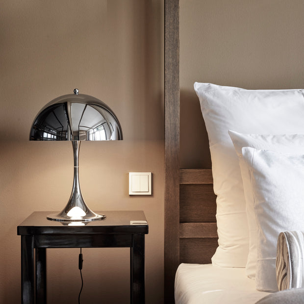 Louis Poulsen Stolní lampa Panthella 320, Brass metallised - DESIGNSPOT