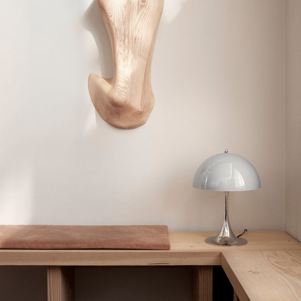 Louis Poulsen Stolní lampa Panthella 320, Brass metallised - DESIGNSPOT