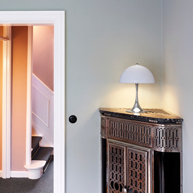 Louis Poulsen Stolní lampa Panthella 320, Brass metallised - DESIGNSPOT