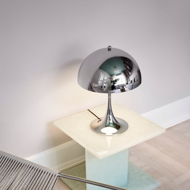 Louis Poulsen Stolní lampa Panthella 320, Brass metallised - DESIGNSPOT