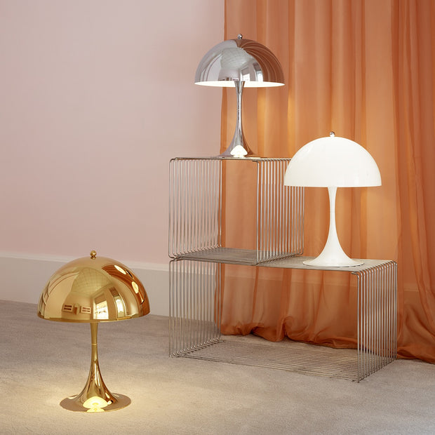 Louis Poulsen Stolní lampa Panthella 320, Brass metallised - DESIGNSPOT