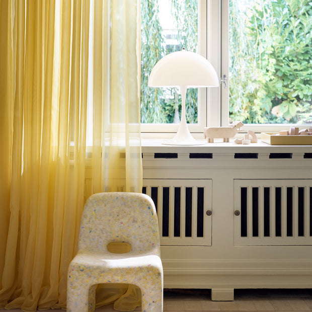 Louis Poulsen Stolní lampa Panthella 320, Brass metallised - DESIGNSPOT