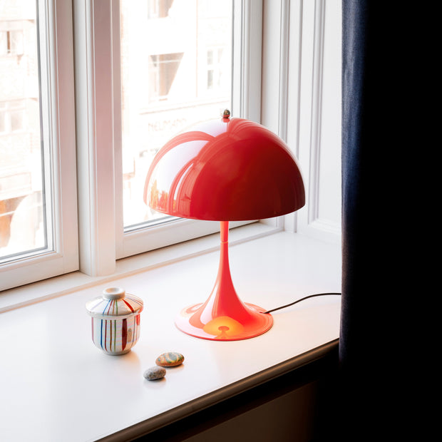 Louis Poulsen Stolní lampa Panthella 250, White opal acryl - DESIGNSPOT