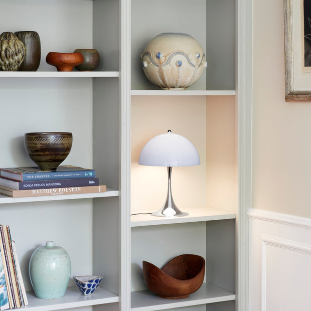 Louis Poulsen Stolní lampa Panthella 250, White opal acryl - DESIGNSPOT