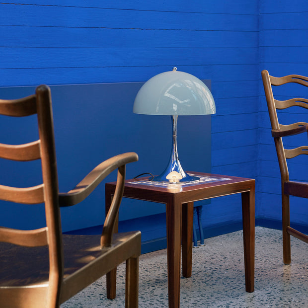 Louis Poulsen Stolní lampa Panthella 250, White opal acryl - DESIGNSPOT
