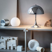 Louis Poulsen Stolní lampa Panthella 250, White opal acryl - DESIGNSPOT
