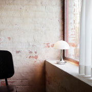 Louis Poulsen Přenosná lampa Panthella 160, Chrome opal beige - DESIGNSPOT