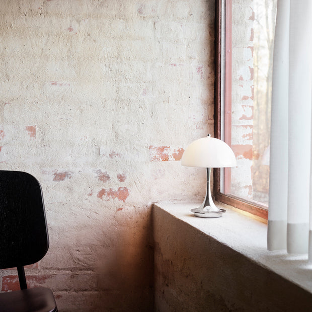 Louis Poulsen Přenosná lampa Panthella 160, Chrome opal beige - DESIGNSPOT