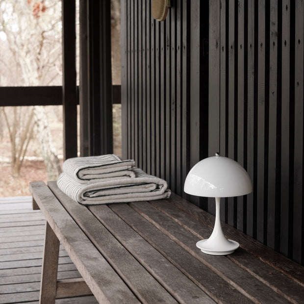 Louis Poulsen Přenosná lampa Panthella 160, Opal beige - DESIGNSPOT