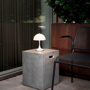 Louis Poulsen Přenosná lampa Panthella 160, Opal beige - DESIGNSPOT