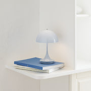 Louis Poulsen Přenosná lampa Panthella 160, Opal pale blue - DESIGNSPOT