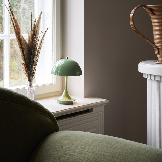 Louis Poulsen Přenosná lampa Panthella 160, Opaque moss green - DESIGNSPOT