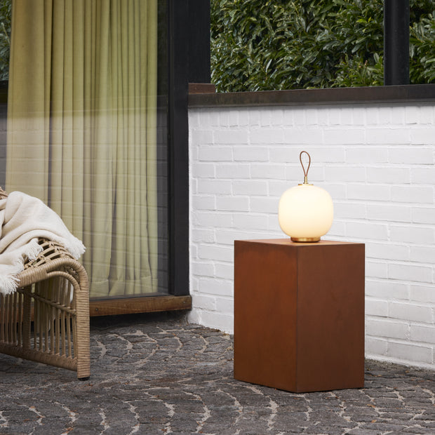 Louis Poulsen Přenosná lampa VL 45 Radiohus, Brass / Pale Rose - DESIGNSPOT