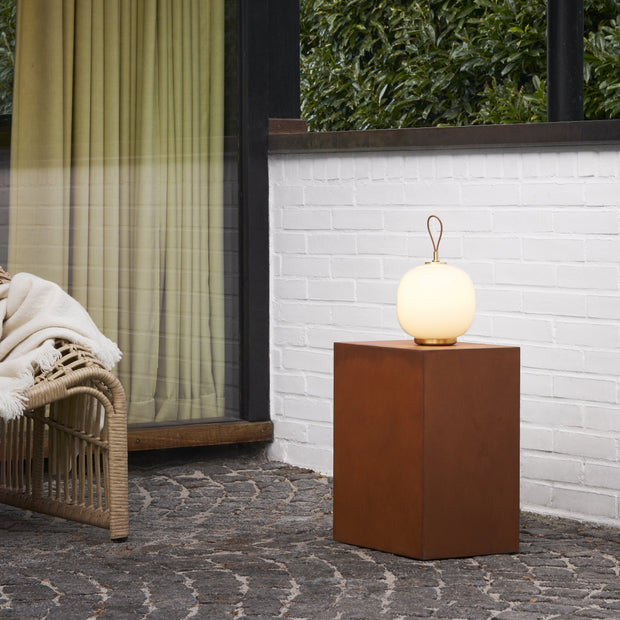 Louis Poulsen Přenosná lampa VL 45 Radiohus, Brass / White Opal - DESIGNSPOT