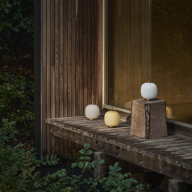 Louis Poulsen Přenosná lampa VL 45 Radiohus, Brass / White Opal - DESIGNSPOT