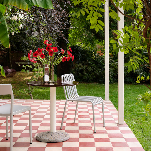 HAY Zahradní stůl Ceramic Ø90, Bordeaux - DESIGNSPOT
