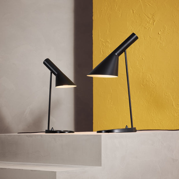 Louis Poulsen Stolní lampa AJ Mini, Electric orange - DESIGNSPOT