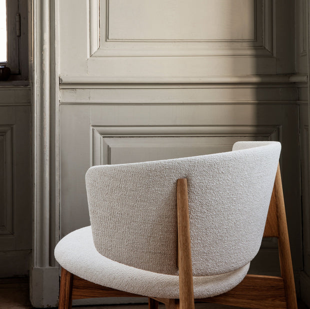 ferm LIVING Křeslo Herman Wood, Bouclé, Oak / Off-White - DESIGNSPOT