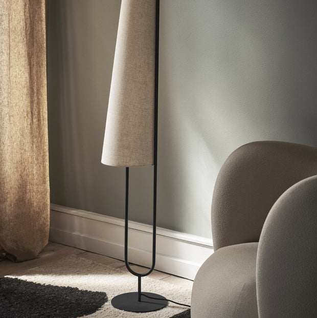 Ferm Living Stojací lampa Ancora, Black / Natural - DESIGNSPOT