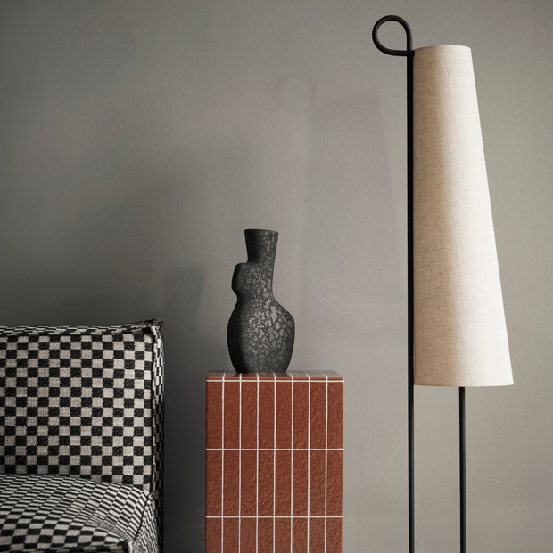 Ferm Living Stojací lampa Ancora, Black / Natural - DESIGNSPOT