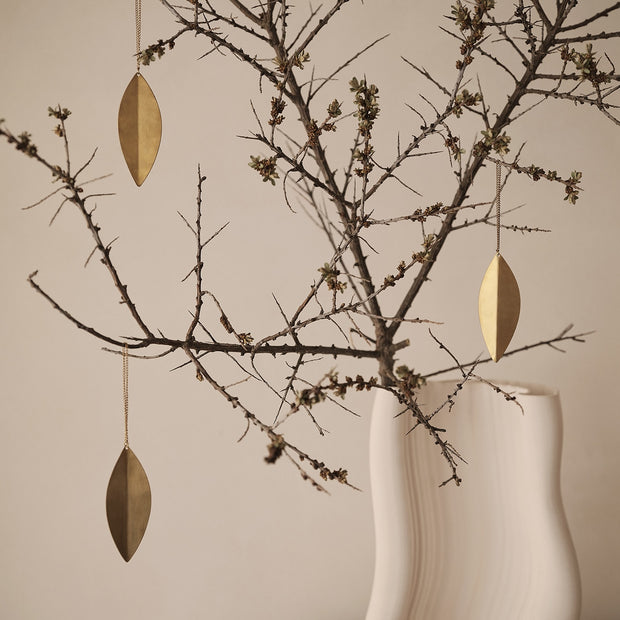 ferm LIVING Sada vánočních ozdob Leaf Brass Ornaments, 4 ks - DESIGNSPOT