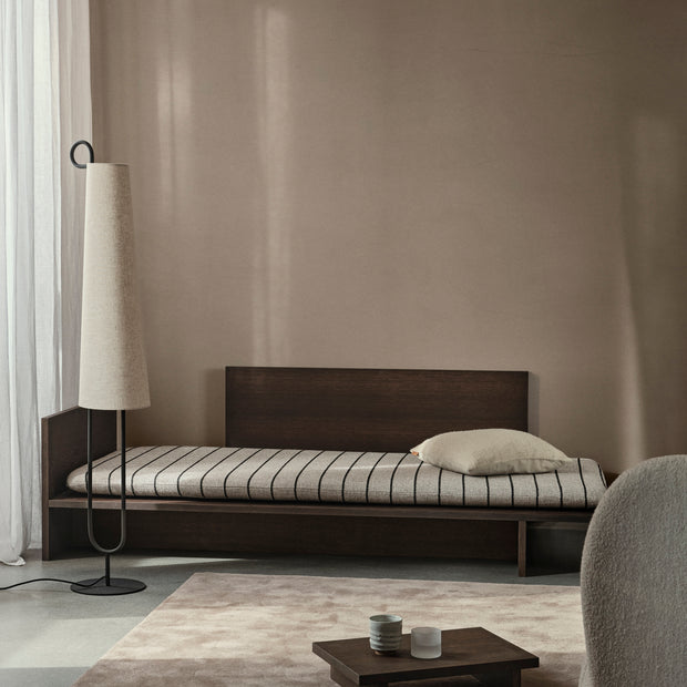 Ferm Living Stojací lampa Ancora, Black / Natural - DESIGNSPOT