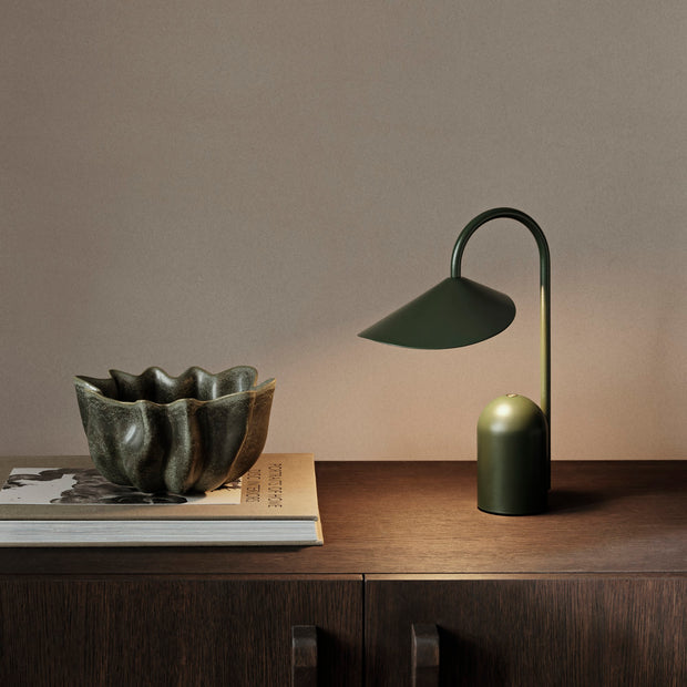 Ferm Living Přenosná lampa Arum, Grass Green - DESIGNSPOT