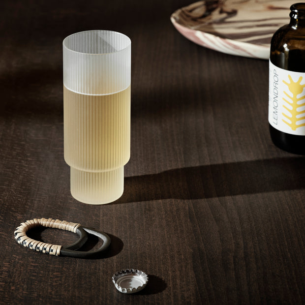 ferm LIVING Otvírák na láhve Weave, Natural/Black Brass - DESIGNSPOT