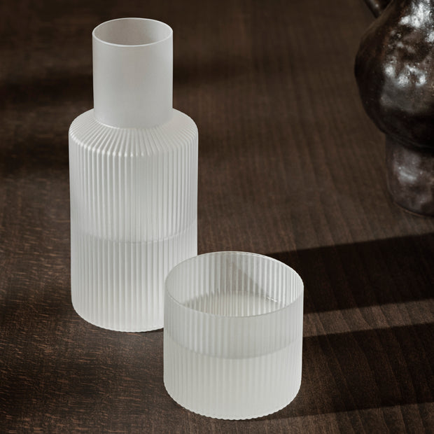 ferm LIVING Sada karafy se skleničkou Ripple 0,5 l, Frosted - DESIGNSPOT