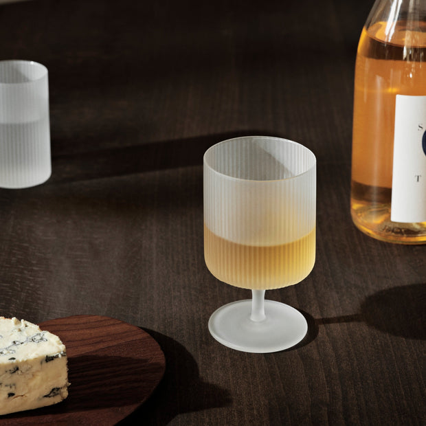 Ferm Living Skleničky na bílé víno Ripple, Clear, sada 2 kusů - DESIGNSPOT