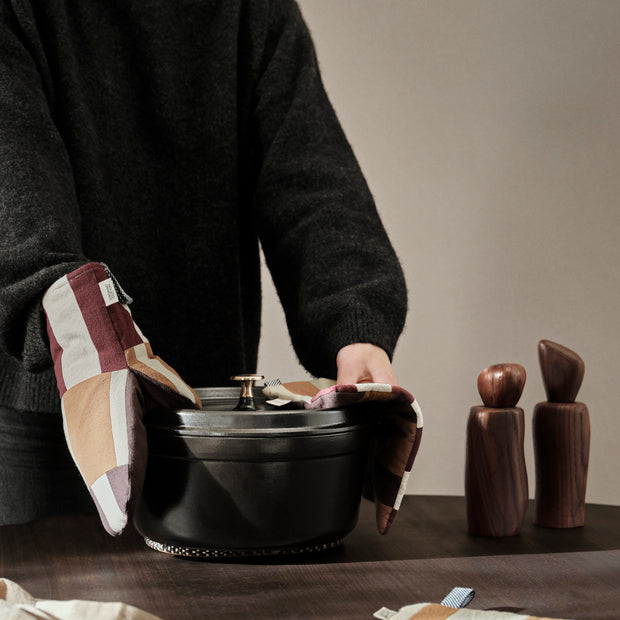 Ferm Living Mlýnek na sůl a pepř Pebble, Dark Brown - DESIGNSPOT