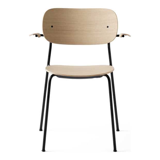 Audo Copenhagen Jídelní židle Co s područkami, Black / Natural Oak - DESIGNSPOT