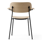 Audo Copenhagen Jídelní židle Co s područkami, Black / Natural Oak - DESIGNSPOT
