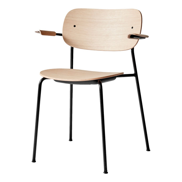 Audo Copenhagen Jídelní židle Co s područkami, Black / Natural Oak - DESIGNSPOT